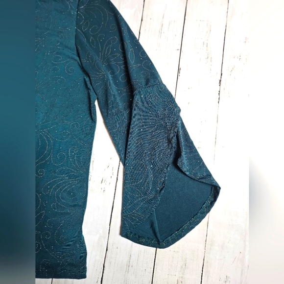 Amana Plus Deep Green Flowy Half Flutter Bell Sleeve Top W/ Gold Stud Design 2X - Picture 10 of 14